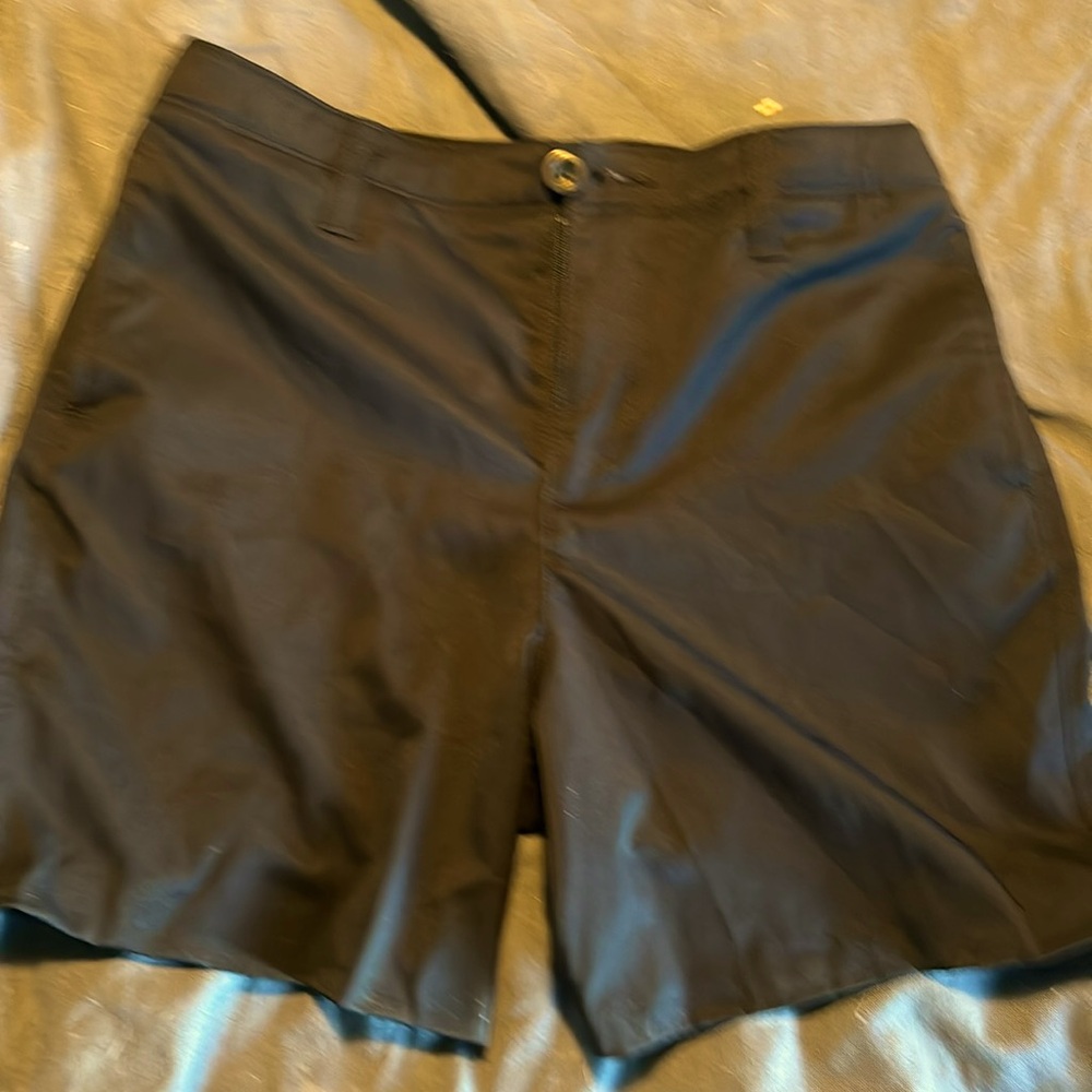 Black Under Armour size 16 boys golf shorts